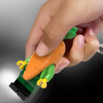 LEGO® Minifigure privezak za ključeve sa svetlom: Tip u šargarepa kostimu